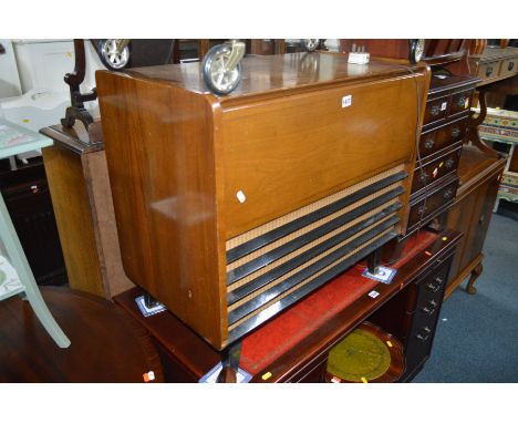 A VINTAGE WALNUT GRAMOPHONE