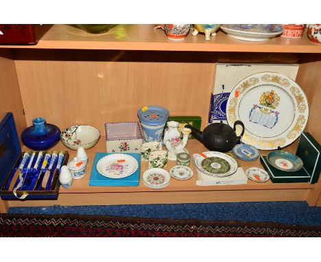 A GROUP OF CERAMICS, to include a Wedgwood black basalt teapot, with figural finial, height 11.5cm, Pilkingtons Lancaster blu