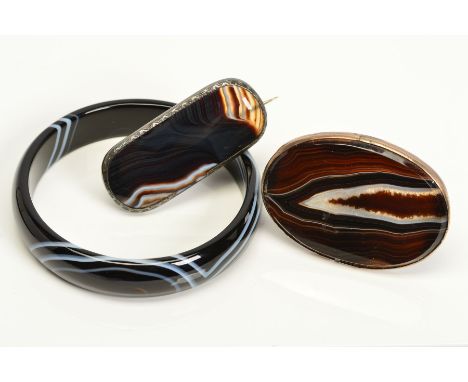 THREE PIECES OF BANDED AGATE JEWELLERY, to include a D shape banded agate bangle, inner diameter 67mm, width 14mm, together w