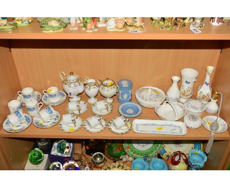 A GROUP OF CERAMIC TRINKETS, TEA/COFFEE WARES ETC, to include Noritake part tea set, six Coalport 'Revelry' coffee cans and s