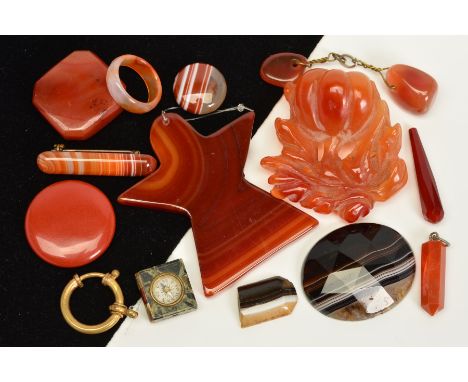 A SELECTION OF AGATE PIECES, to include two small agate panels each inset with a compass, a faceted agate ring, an elongated 