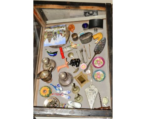 A WOOD AND PERSPEX TABLE TOP DISPLAY CASE OF MISCELLANEOUS METALWARES AND CERAMICS, to include a various sugar tongues, silve