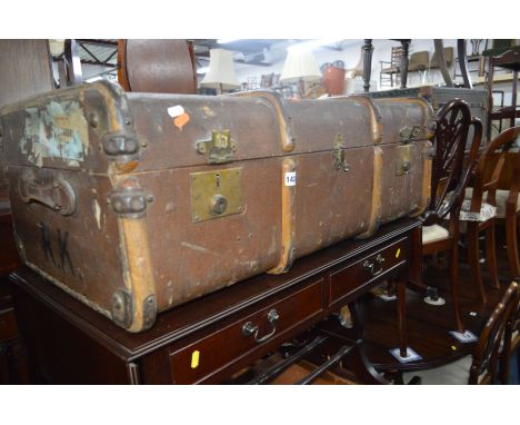 A VINTAGE TRAVELLING TRUNK