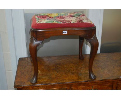 AN EARLY 20TH CENTURY GEORGIAN STYLE MAHOGANY SERPENTINE STOOL on cabriole legs with needlework upholstery