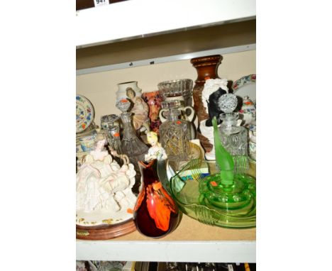 A COLLECTION OF CERAMICS AND GLASS, to include Walther boxed hors d'ouvers dish, Fenton green flower bowl with frog and dolph