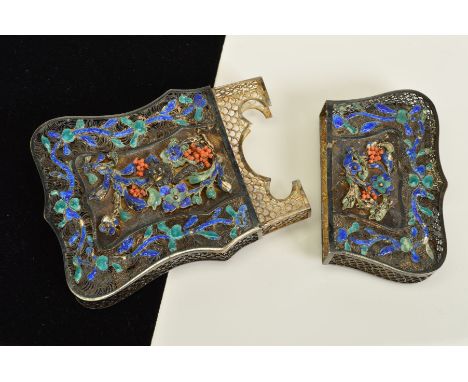 AN ORIENTAL WIREWORK CARD CASE, of curved outline, the central panels with applied floral and foliate decoration in blue and 