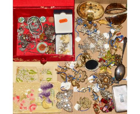 A SELECTION OF COSTUME JEWELLERY, to include an Exquiste foliate brooch, further brooches, a small 1930's silver engine turne