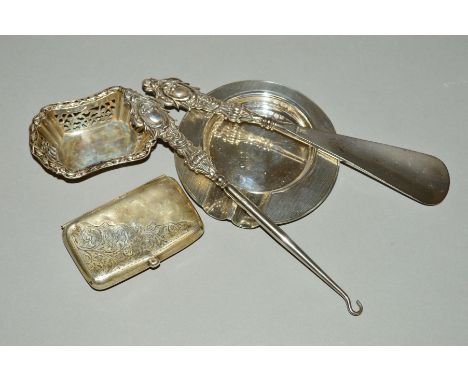 A TRAY OF SILVER AND SILVER HANDLED ITEMS, to include a circular engine turned ashtray, an Edwardian bon bon dish, rectangula