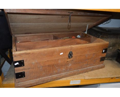 A METAL BANDED WOODEN TOOL CHEST containing various hand tools