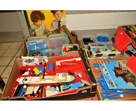 A COLLECTION OF ASSORTED LEGO, to include a quantity of assorted railway track, vintage Lego System town base plate, majority