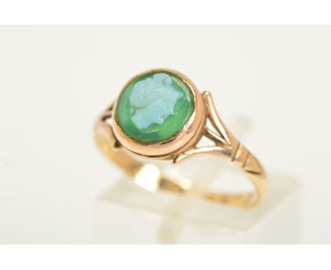 A LATE VICTORIAN 9CT GOLD CAMEO RING, the circular cameo depicting a lady in profile, cameo assessed as green agate, cameo po