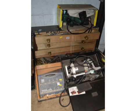 A  VINTAGE WOODEN TOOL CHEST CONTAINING THREE DRAWERS with various hand tools inside together with a Bosch planer, cased ETU 