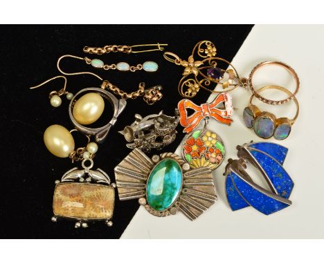 A SELECTION OF JEWELLERY AND DAMAGED JEWELLERY PIECES, to include a split pearl eternity ring, an early 20t Century 9ct gold 