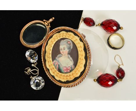 A SMALL SELECTION OF JEWELLERY, to include an early 20th Century 9ct gold oval photograph pendant, an oval portrait brooch, t