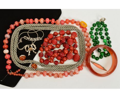 A SELECTION OF JEWELLERY, to include a dyed quartz bead necklace, a plastic bangle, a glass bead necklace, a paste bow brooch