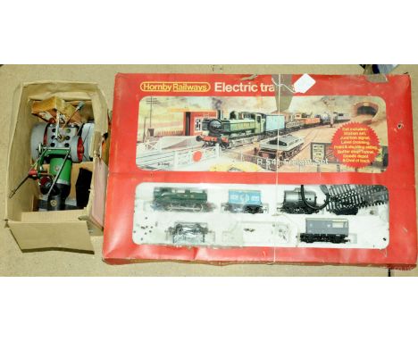 Hornby &amp; Mamod - a Railway related group to include a Hornby R541 GWR Freight Set which appears incomplete and a Mamod St