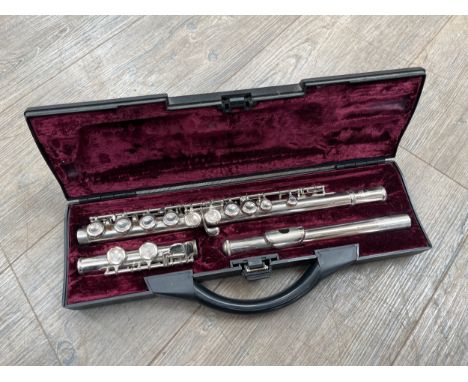 A Yamaha YFL-22 flute housed within a Buffet Crampon case 