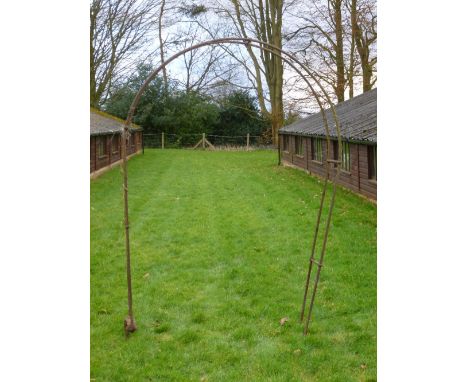 IRON ROSE ARCH WITH SPACING BARS WITH TWO SPIKED ANCHOR PRONGS (APPROX. 200 cm x 150 cm x 25 cm)                             