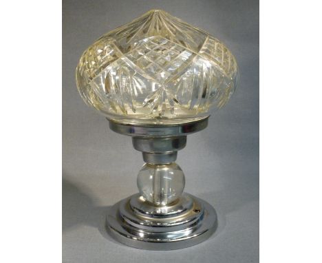 ART DECO CHROME TABLE LAMP WITH SPHERICAL GLASS COLUMN AND CUT GLASS SHADE ON A STEPPED CIRCULAR BASE (H: 28 cm)