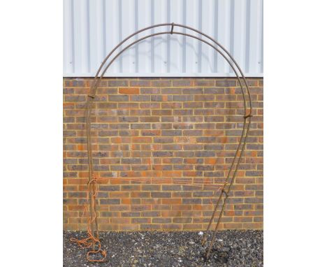 IRON ROSE ARCH WITH SPACING BARS WITH TWO SPIKED ANCHOR PRONGS (APPROX. 200 cm x 150 cm x 25 cm)                             