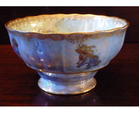 WEDGWOOD BONE CHINA SHAPED CIRCULAR LUSTRE BOWL PAINTED WITH DRAGONS AND KYLINS (DIA: 12.5 cm)
