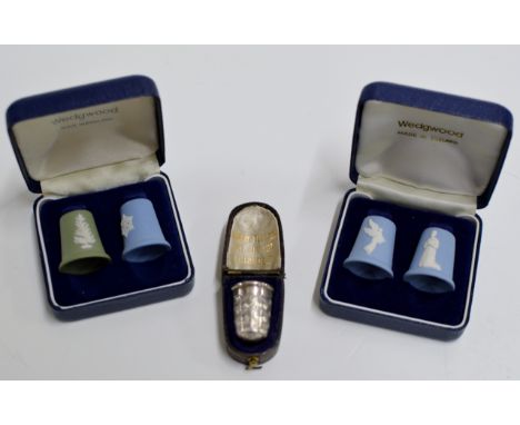 A STERLING SILVER THIMBLE WITH PRESENTATION BOX - CHESTER ASSAY MARKS, SIZE 6, TOGETHER WITH 2 BOXED SETS OF WEDGWOOD THIMBLE