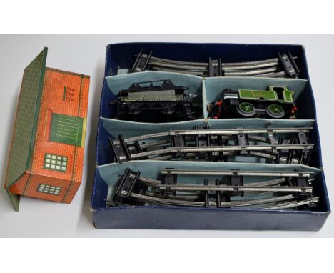 VINTAGE MECCANO HORNBY "O" GAUGE CLOCKWORK NO 201 TANK GOODS TRAIN SET IN BOX & A VINTAGE TIN PLATE STATION     
