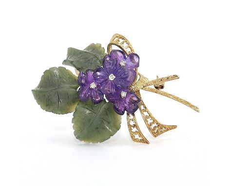  Brosche mit Diamanten, Amethyst und Nephrit  Material: 585 Gelbgold  Diamanten: 4 Diamanten im Achtkantschliff Edelsteine: B