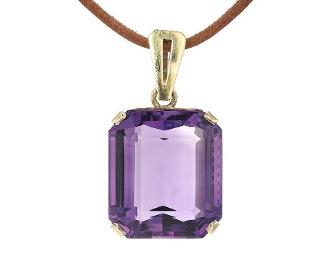  Anhänger mit einem großen Amethyst  Material:&nbsp;geprüft 585 Gelbgold  Edelsteine: 1 Amethyst Maße: ohne Öse 20,2 x 17,6 x