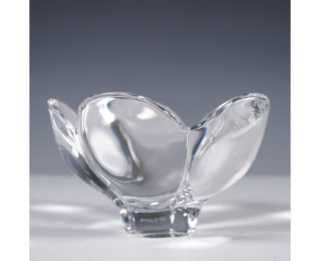 Elegant Orrefors crystal bowl designed in the form of a blooming lotus flower, crafted in clear crystal with fluid organic li
