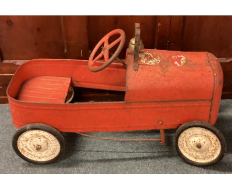 A vintage child's car. Est. £30 - £40.
