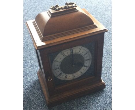 A 20th Century mantle clock. Est. £30 - £40.