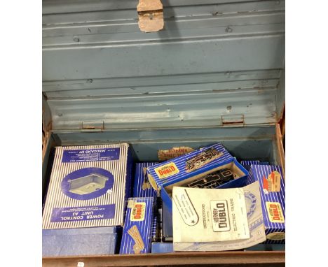 A tin trunk containing Hornby Dublo 00 gauge. Est. £20 - £30.