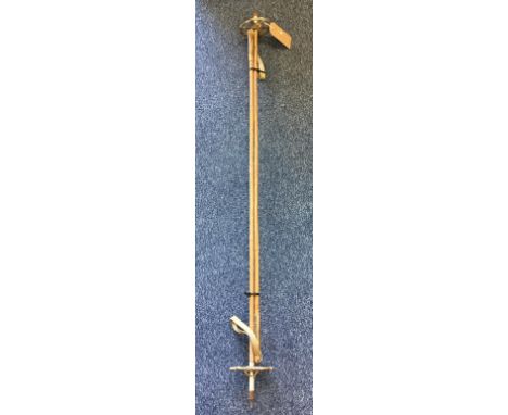 A pair of vintage ski poles. Est. £20 - £30.