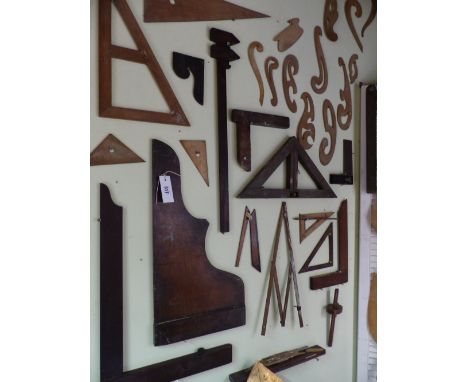 AN INTERESTING COLLECTION OF DRAUGHTSMAN'S  AND CRAFTSMAN'S TOOLS TO INCLUDE, SQUARES, RULES, SHAPES AND MEASURES.