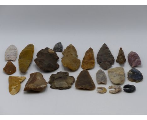 A GOOD COLLECTION OF VARIOUS KNAPPED FLINT SPEARS, AXE, ARROW HEADS AND TOOLS. (20)