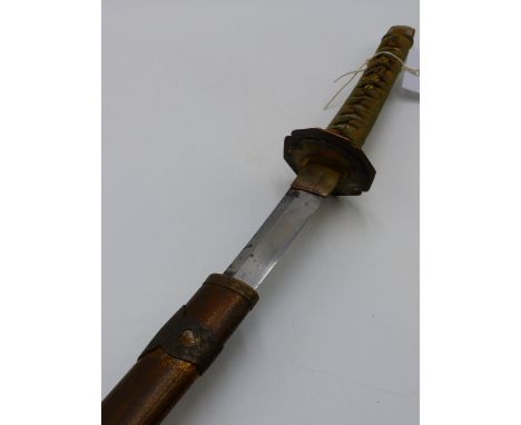 AN INTERESTING JAPANESE WAKIZASKI SHORT SWORD, SIGNED TO THE TANG, IN LACQUER DECORATED SCABBARD.  18TH.C.