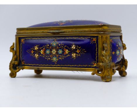 A ENAMELLED AND GILT METAL HINGED BOX, CUSHION LINED IN BEIGE SATEEN. (APPROX WIDTH 12.5 CMS). 
