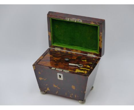 A HALLMARKED SILVER AND TORTOISE SHELL TEA CADDY COMPLETE WITH A WORKING LOCK AND KEY. TOWN MARK BIRMINGHAM, CIRCA 1894.   (W