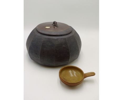 A RARE JANET LEACH FOR LEACH POTTERY. A CUT SIDED BLACK POTTERY BOWL AND COVER, THE LID WITH PARTIAL BROWN GLAZE APPROX 27 CM