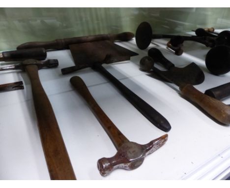 A GROUP OF VARIOUS TOOLS TO INCLUDE DOMESTIC HERB CUTTERS, HAMMERS AND SAWS, ETC.