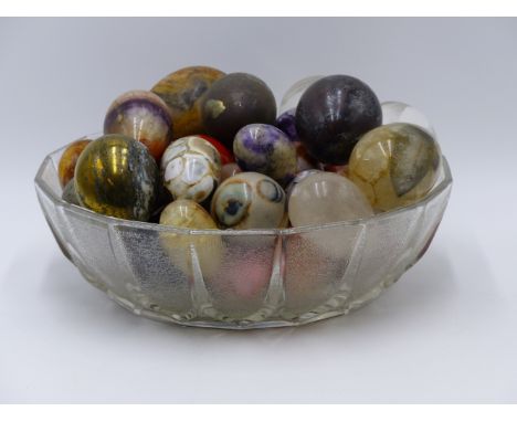 A COLLECTION OF ANTIQUE POLISHED STONE EGGS, TO INCLUDE FOSSIL EXAMPLES, BLUE JOHN, QUARTZ, ROCK CRYSTAL, PYRITE, ETC. (QTY) 