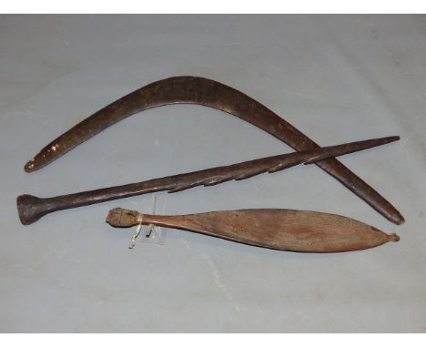 AN ANTIQUE WESTERN AUSTRALIAN ABORIGINAL WOOMERA SPEAR THROWER WITH GEOMETRIC CARVED DECOARATION AND GUM KNOP (60.5CM LONG) T