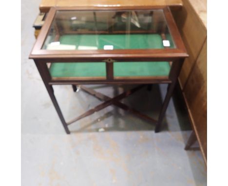 20th century collectors vitrine floor standing and locking collectors display cabinet with glass panels, on four straight sup