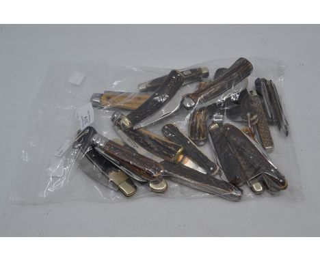Twenty various vintage horn-handled folding pocket knives. (20)