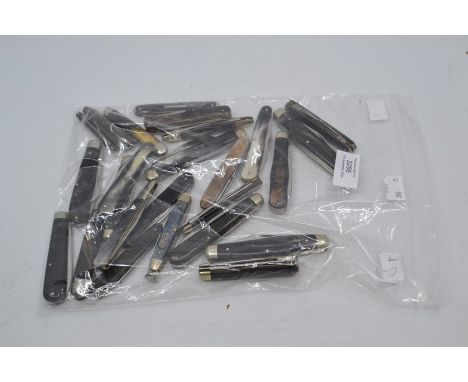 Twenty-five various vintage horn-handled folding pocket knives. (25)