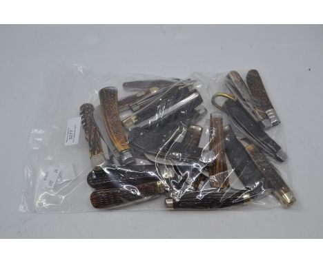 Twenty various vintage horn-handled folding pocket knives. (20)