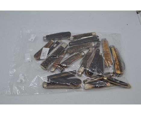 Twenty various vintage horn-handled folding pocket knives. (20)