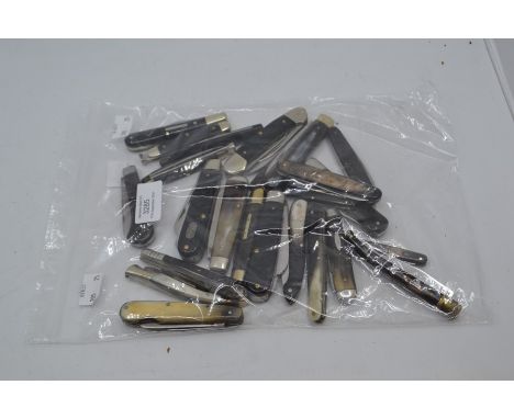 Twenty-five various vintage horn-handled folding pocket knives. (25)