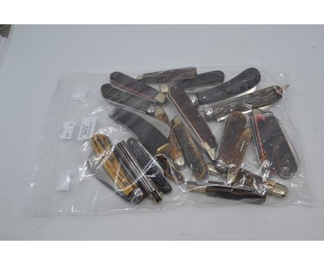 Twenty various vintage horn-handled folding pocket knives. (20)